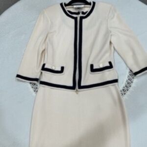 St John knit dress and jacket, Size 6 jacket, size 6 dress, Creme with Navy blue